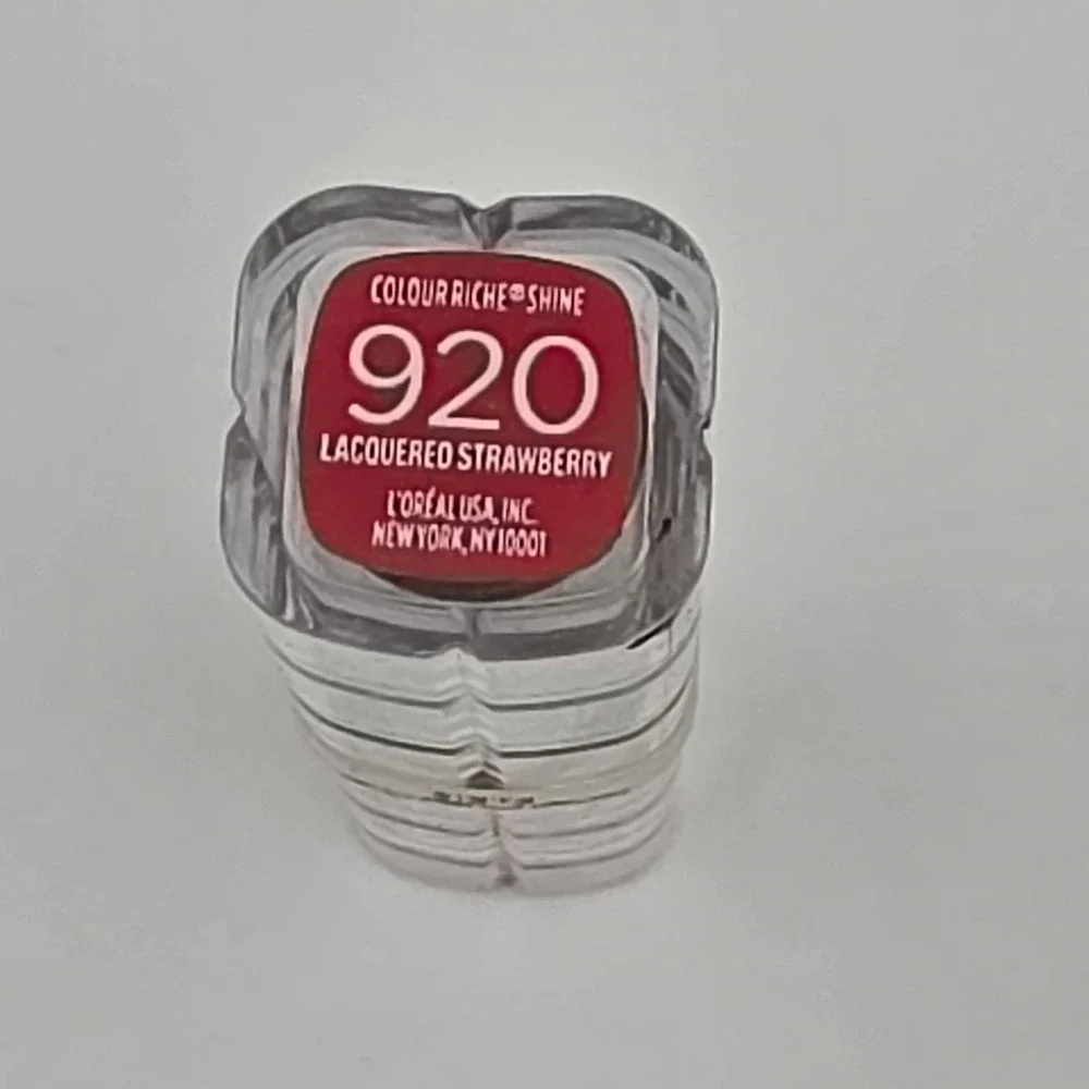 L'Oreal Paris Colour Riche Shine‎ Lipstick, Lacquered Strawberry # 920 NEW